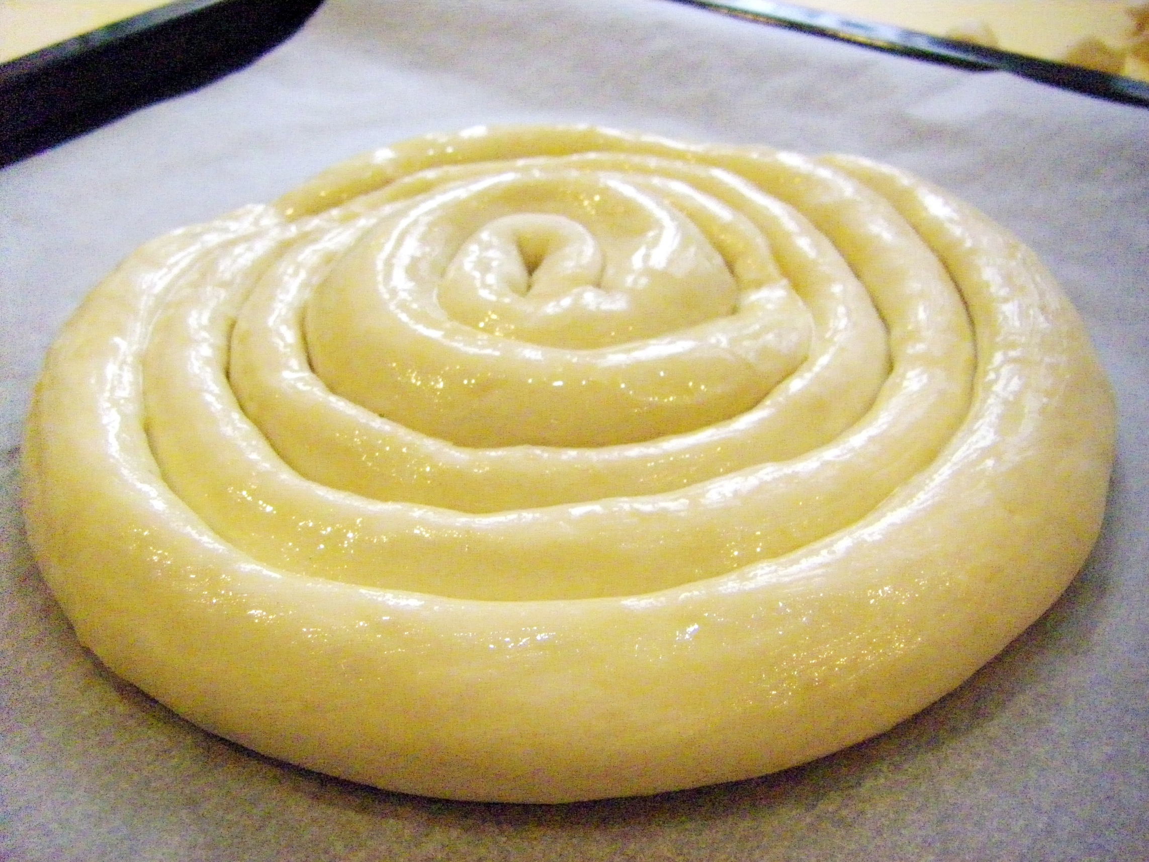 изображение "Смазать пирог желтком и отправить в духовку"