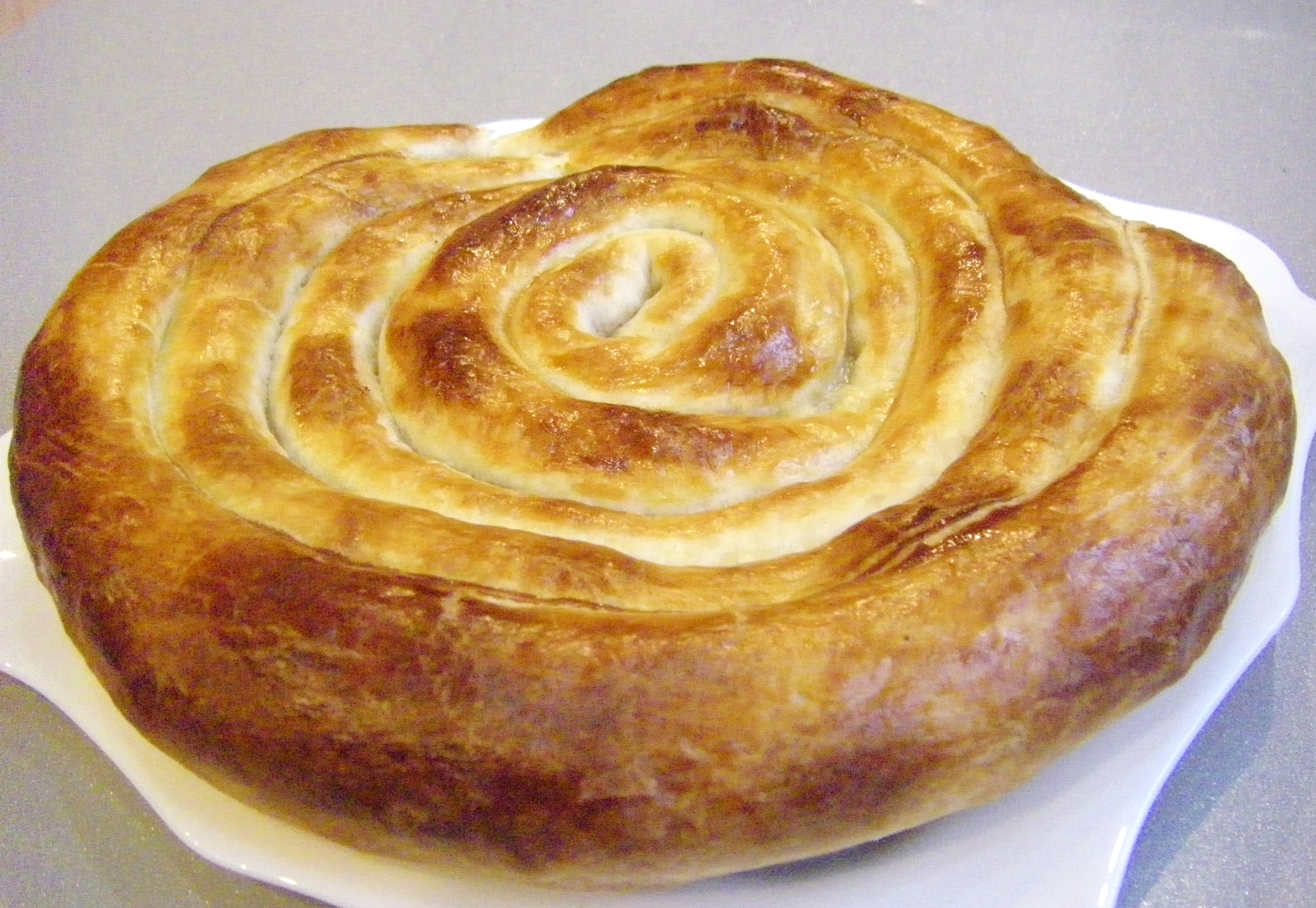 изображение "пирог "Улитка" с ветчиной и сыром готов"