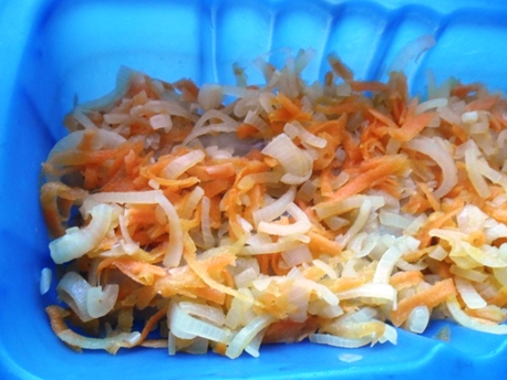 изображение Как приготовить минтай в духовке с луком и морковью