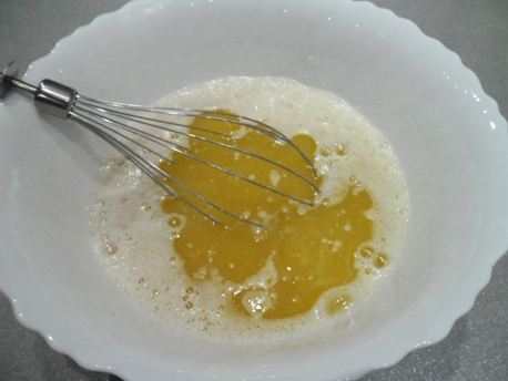 изображение "Добавляем растопленное и остывшее сливочное масло"