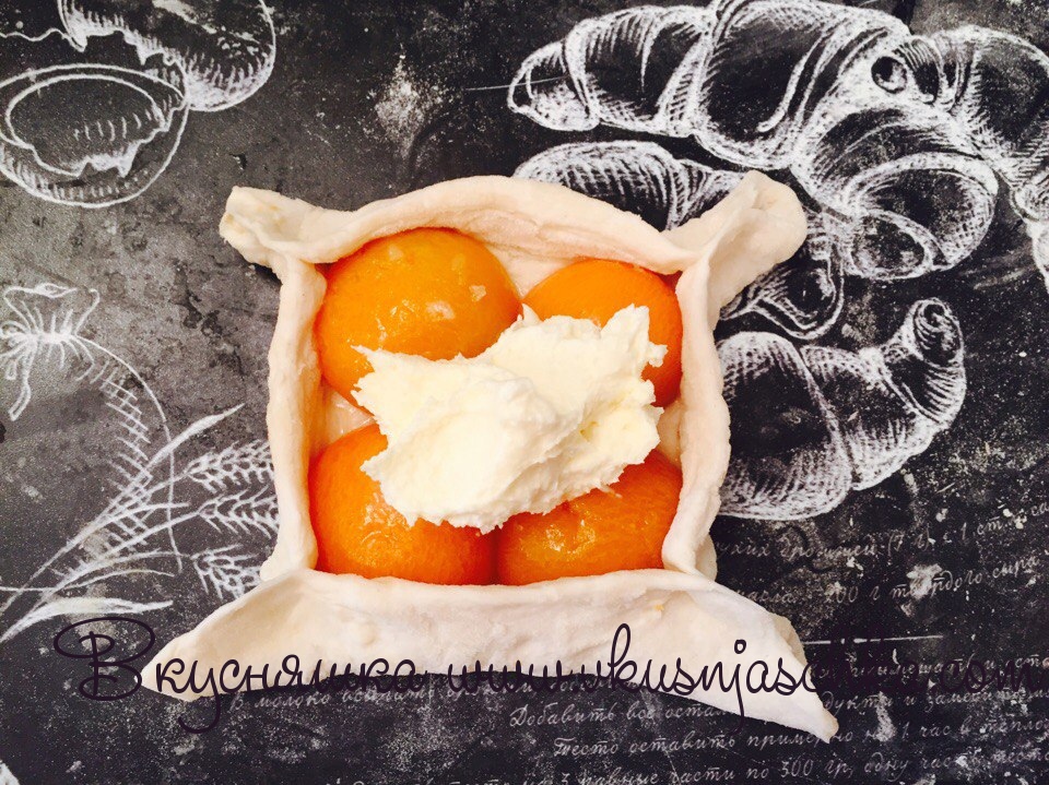 изображение "ватрушки с консервированным абрикосом"